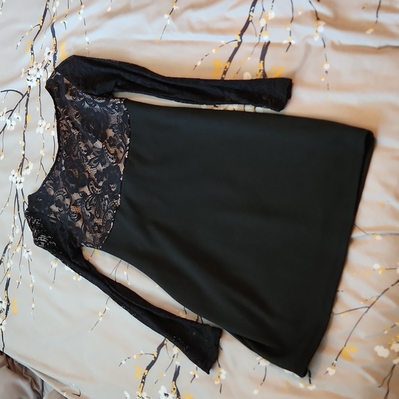 Lace Sleeved Dress - Picture 5 of 8